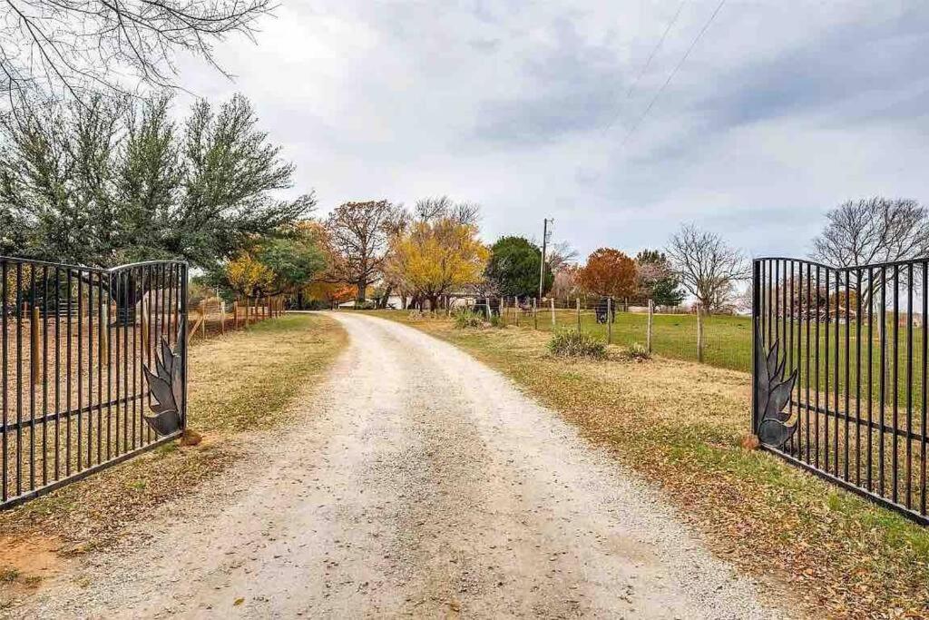 Beautiful Farmhouse W/ Pool On 6 Acres Ranch Aubrey المظهر الخارجي الصورة