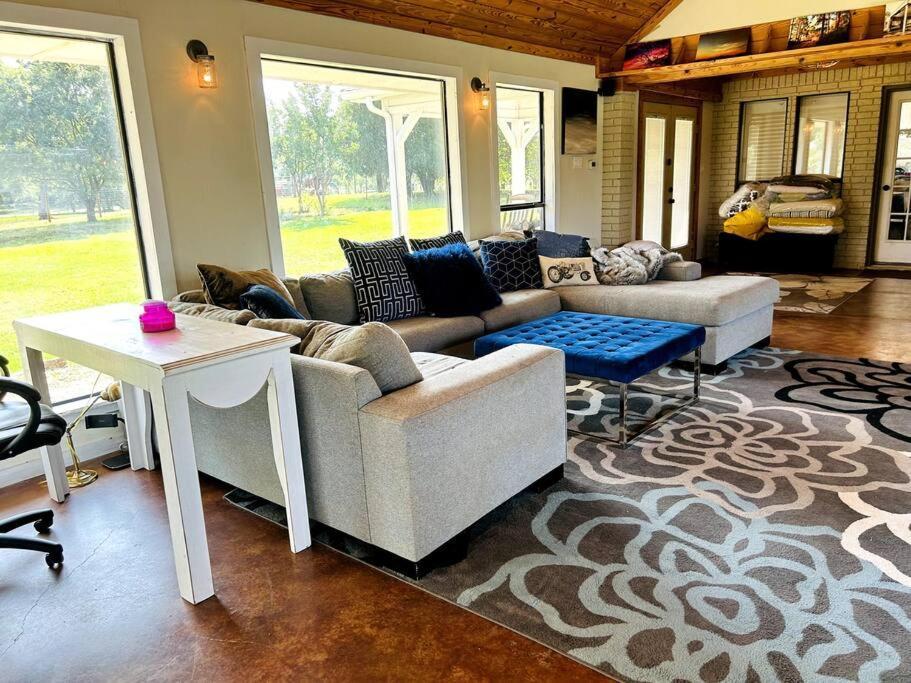 Beautiful Farmhouse W/ Pool On 6 Acres Ranch Aubrey المظهر الخارجي الصورة